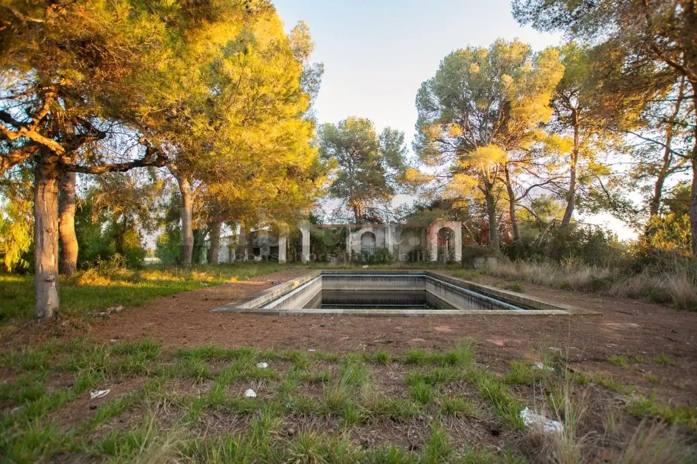 Jardí de Finca rústica en venda en Vilanova i la Geltrú amb Piscina