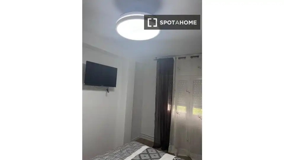 Habitación de Piso de alquiler en Alcalá de Henares con Aire acondicionado, Calefacción y Amueblado