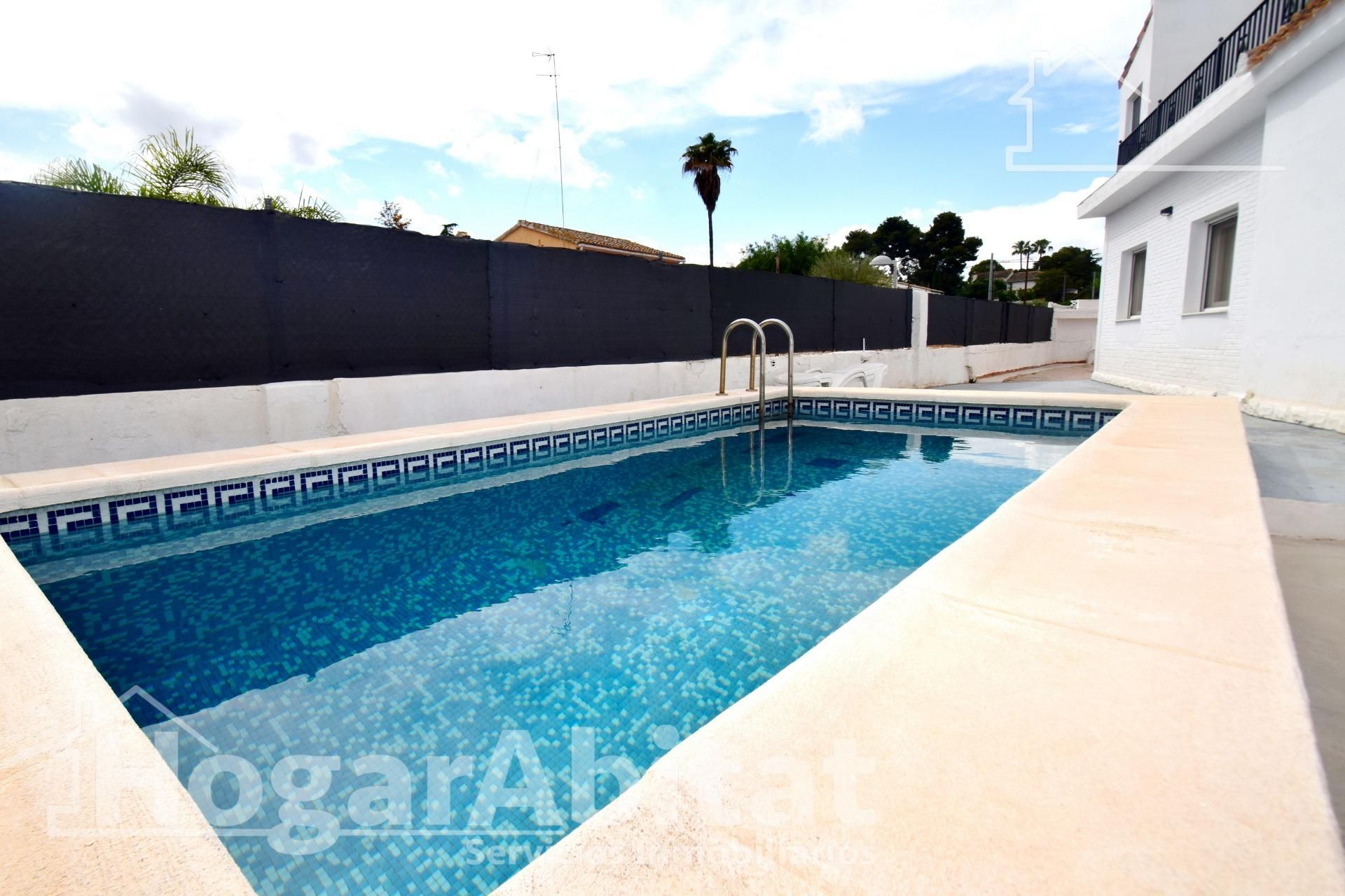 Piscina de Casa o xalet en venda en Paterna amb Aire condicionat, Calefacció i Jardí privat