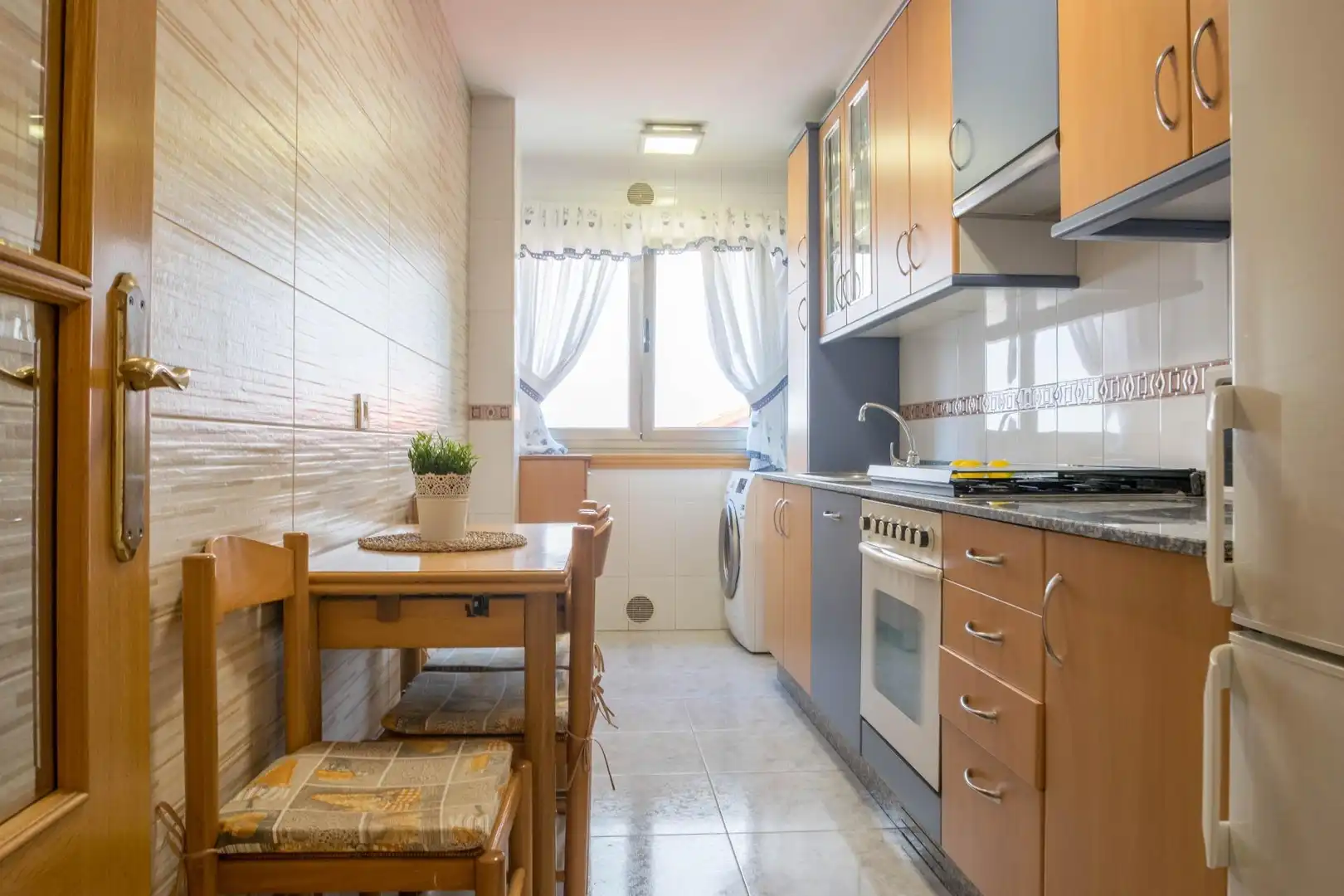 Küche von Wohnung zum Verkauf in Culleredo mit Heizung, Parkett und Abstellraum