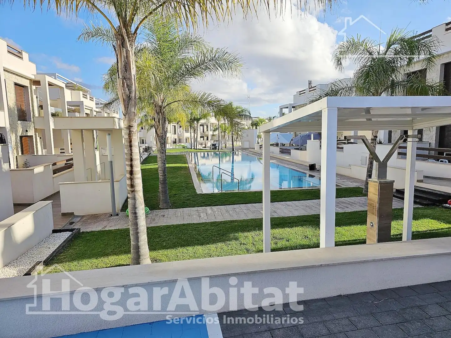 Außenansicht von Wohnung zum Verkauf in Torrevieja mit Klimaanlage, Terrasse und Abstellraum