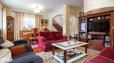 Te presento esta vivienda que cuenta con una distribución funcional y espacios amplios, perfectos para una familia numerosa. La te