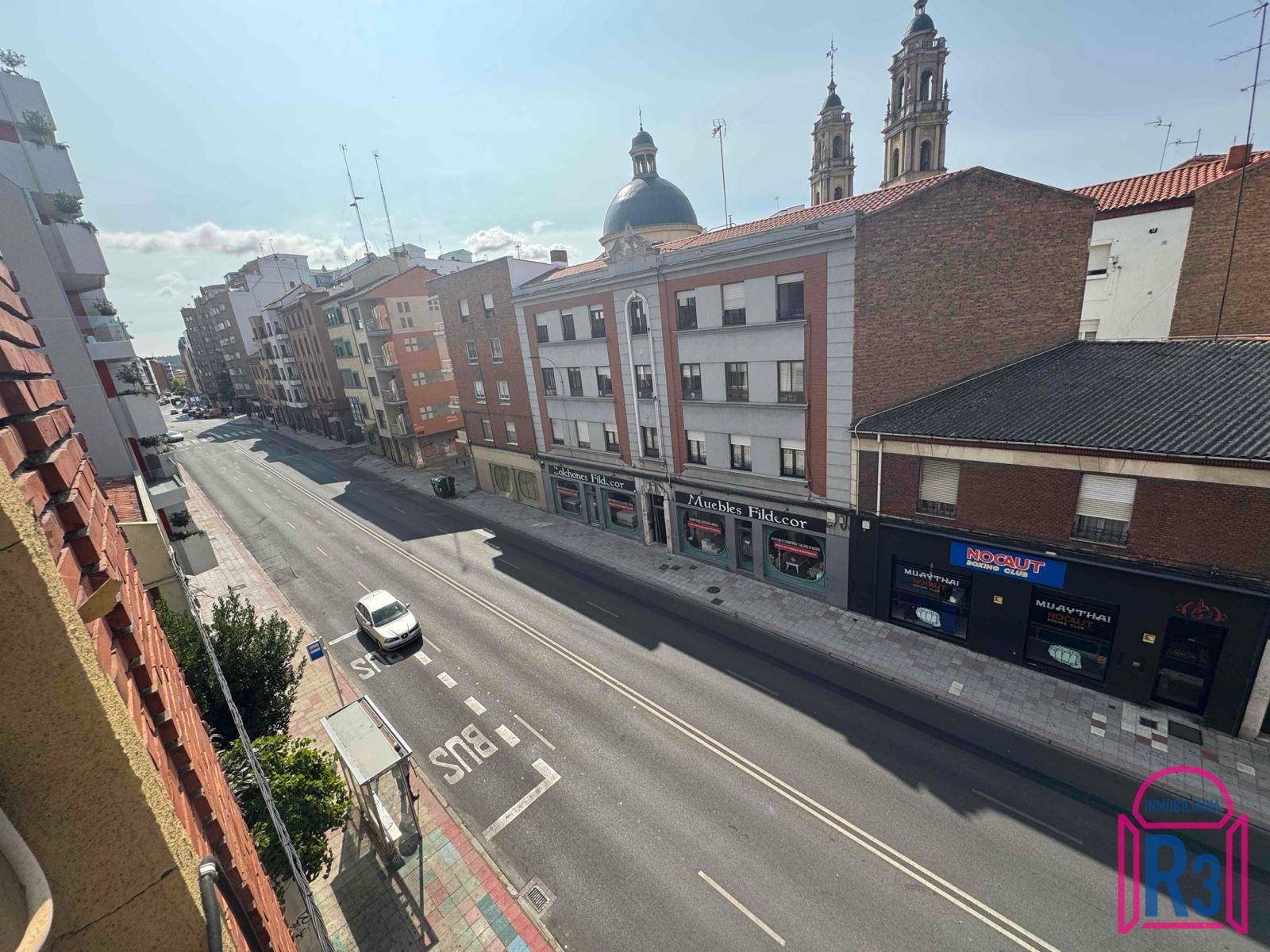 Vista exterior de Pis en venda en León Capital  amb Traster