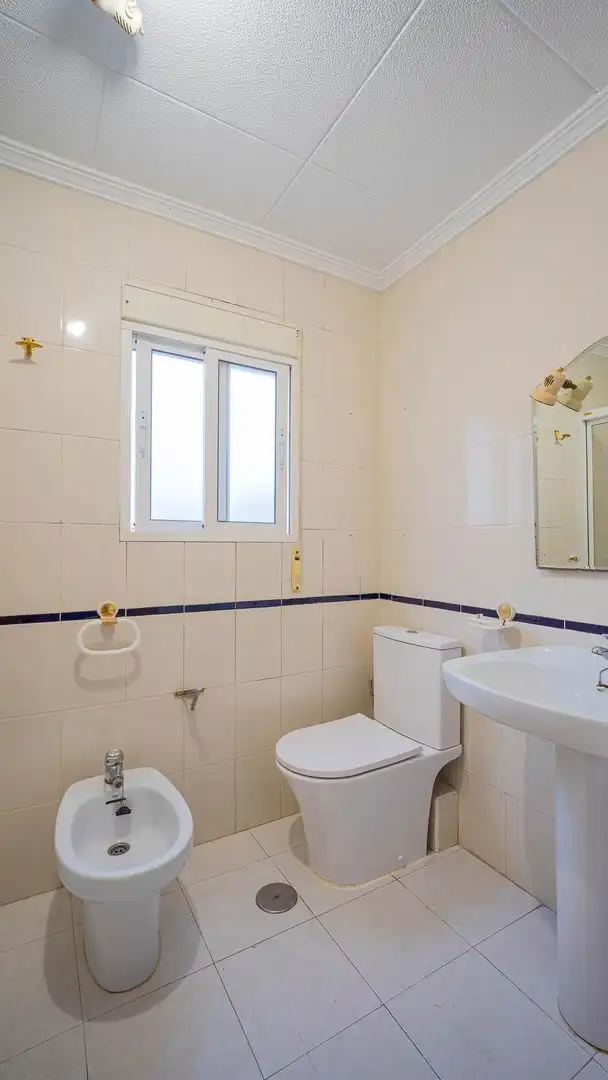 Baño de Casa adosada en venta en Torrevieja con Jardín privado, Terraza y Amueblado