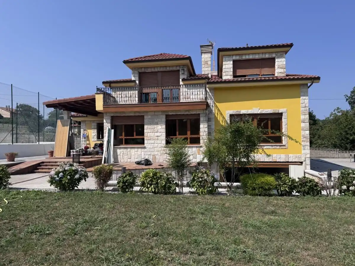 Vista exterior de Casa o xalet en venda en Siero amb Calefacció, Jardí privat i Terrassa