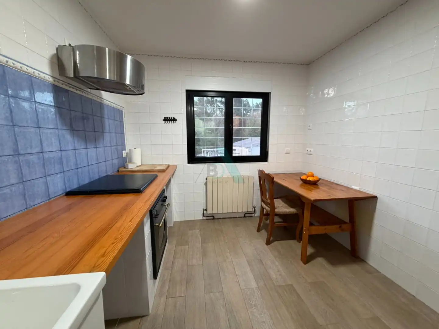 Cuina de Casa o xalet en venda en Llanes amb Jardí privat, Terrassa i Piscina