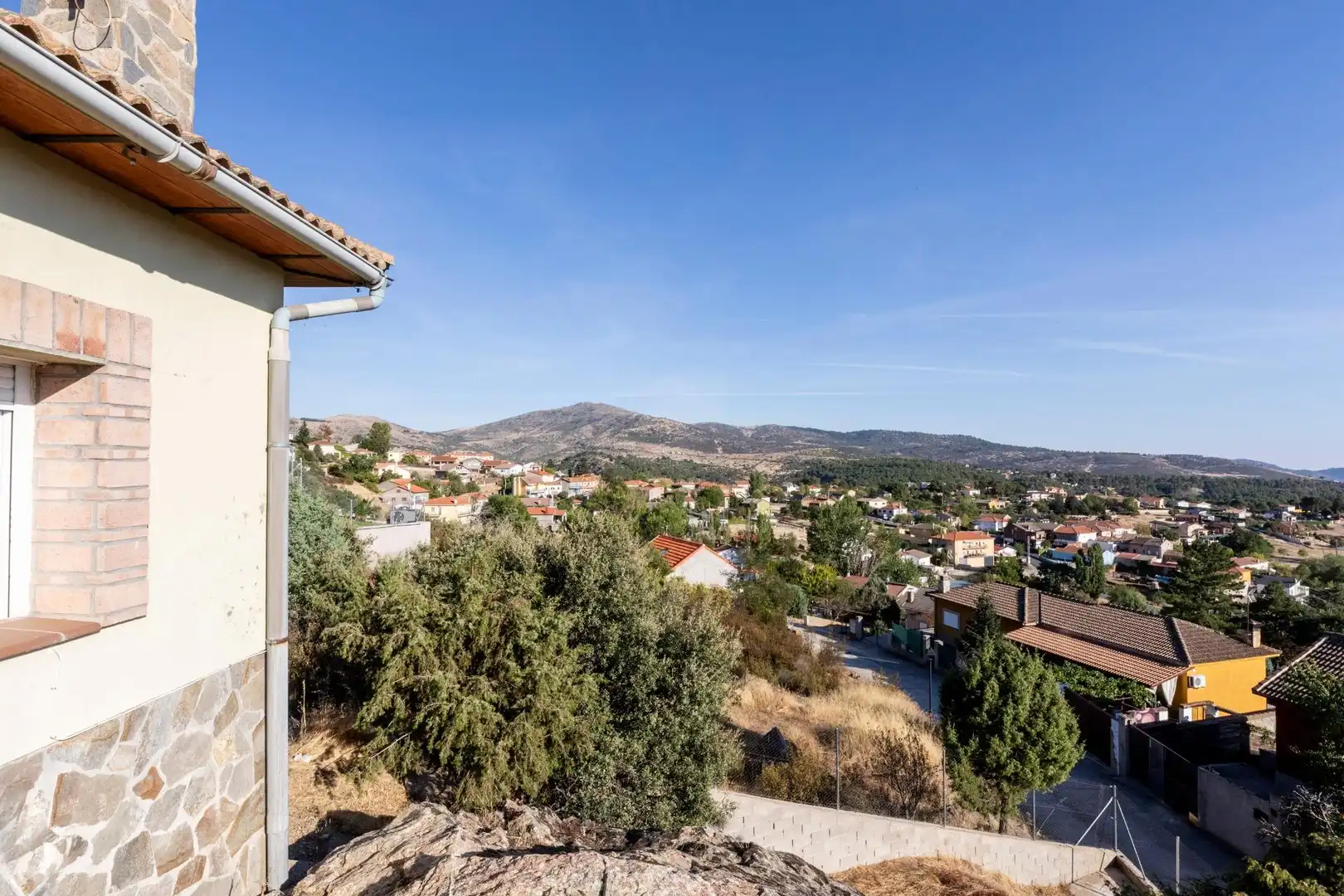 Vista exterior de Casa o xalet en venda en Santa María de la Alameda amb Calefacció, Jardí privat i Terrassa