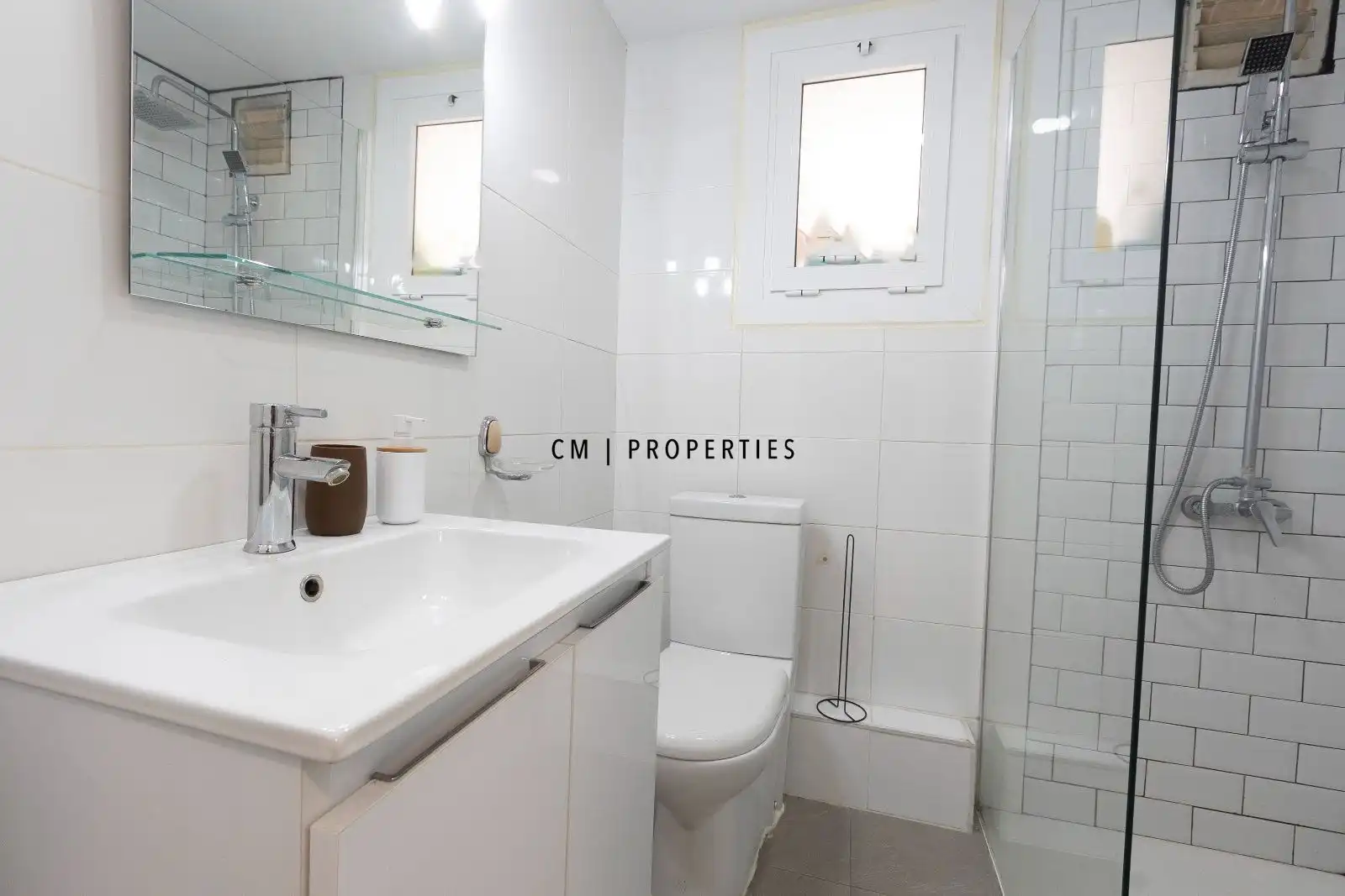 Baño de Piso de alquiler en Valencia con Aire acondicionado, Parquet y Amueblado