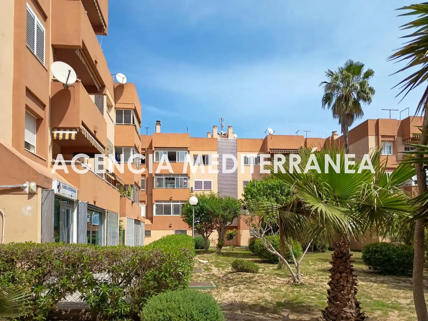 Vista exterior de Apartament en venda en Santa Eulària des Riu amb Aire condicionat, Calefacció i Jardí privat