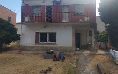 Vista exterior de Casa o xalet en venda en Barberà del Vallès amb Jardí privat
