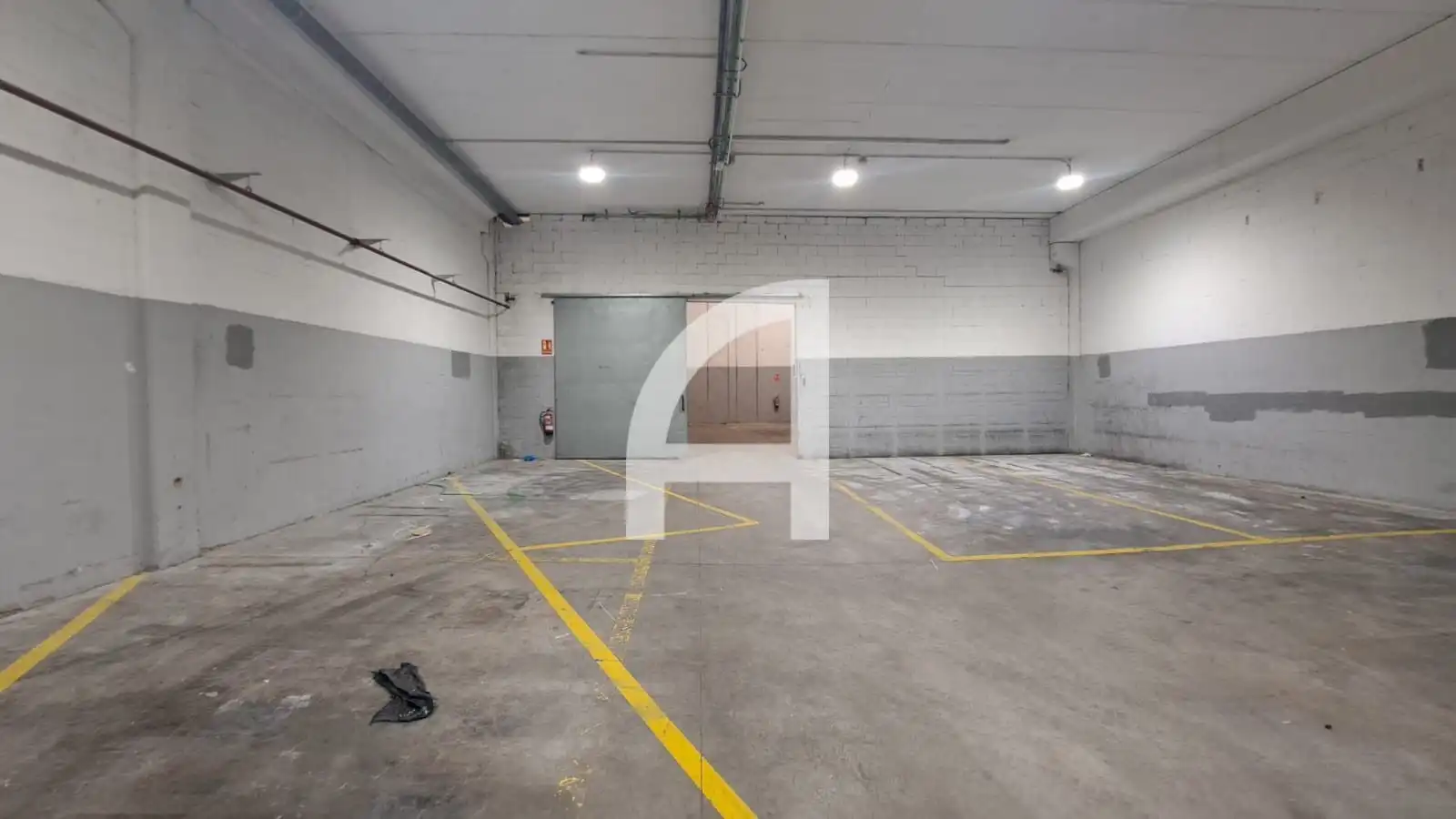 Parkplatz von Fabrikhallen zur Miete in Castellbisbal