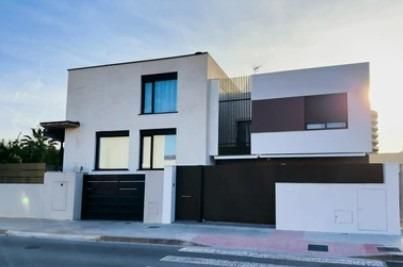 Exterior view of House or chalet for sale in Mataró  with Air Conditioner, Heating and Private garden