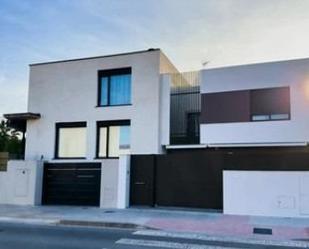 Vista exterior de Casa o xalet en venda en Mataró amb Aire condicionat, Calefacció i Jardí privat