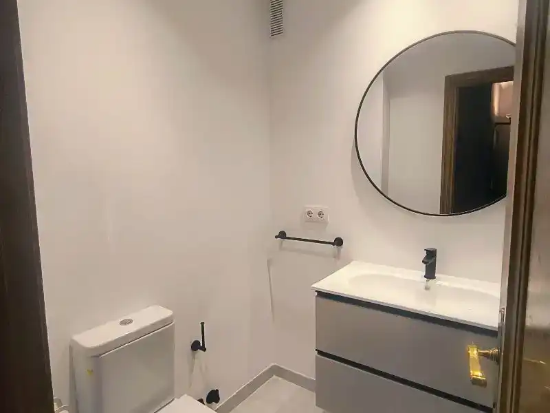 Badezimmer von Wohnung zur Miete in Pozuelo de Alarcón mit Klimaanlage, Privatgarten und Parkett