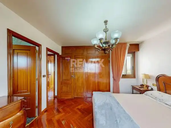 Dormitori de Casa o xalet en venda en Vigo  amb Calefacció, Jardí privat i Terrassa