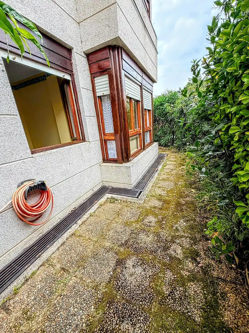 Außenansicht von Erdgeschoss zum Verkauf in Noja mit Privatgarten, Terrasse und Balkon