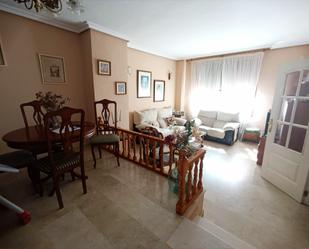 Sala d'estar de Casa adosada en venda en Cáceres Capital amb Aire condicionat, Calefacció i Jardí privat