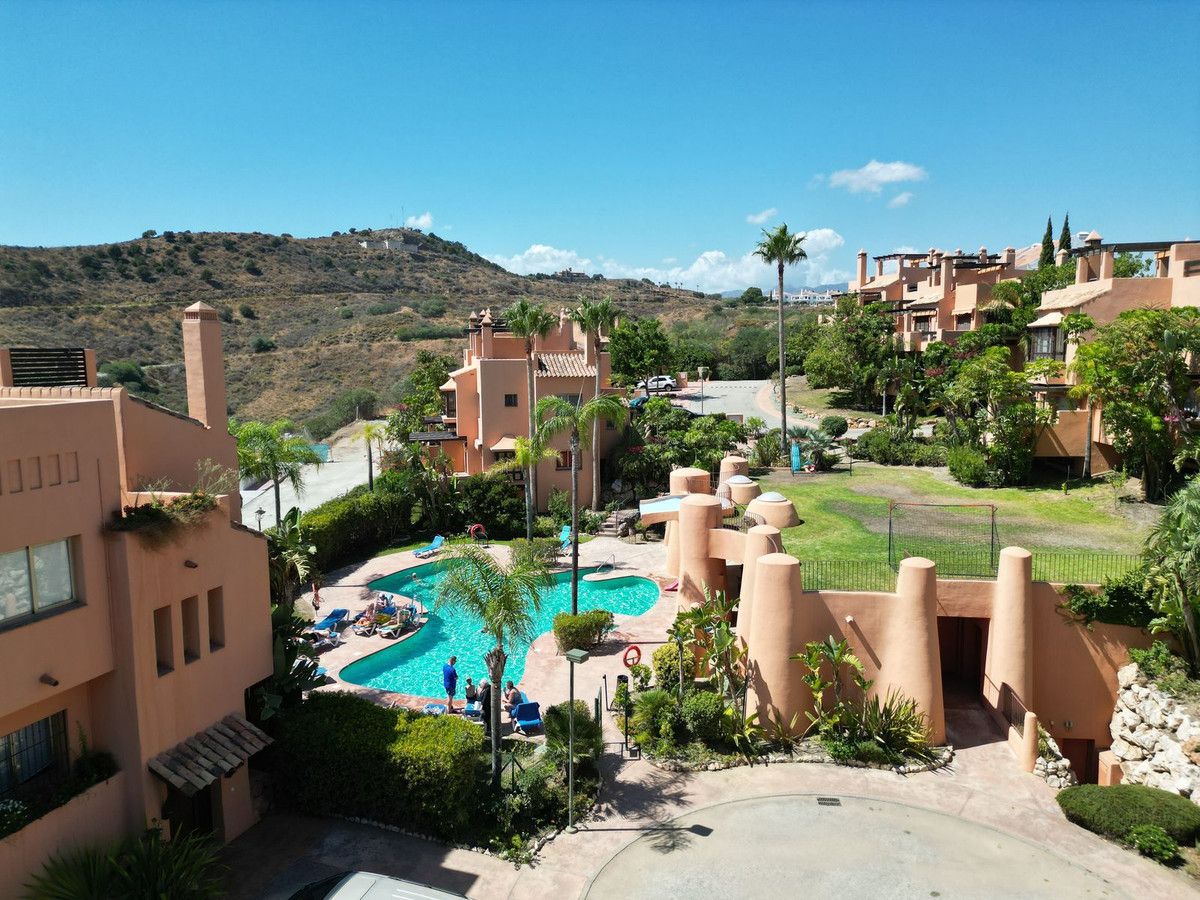 Vista exterior de Casa adosada en venda en Mijas amb Jardí privat, Piscina i Moblat