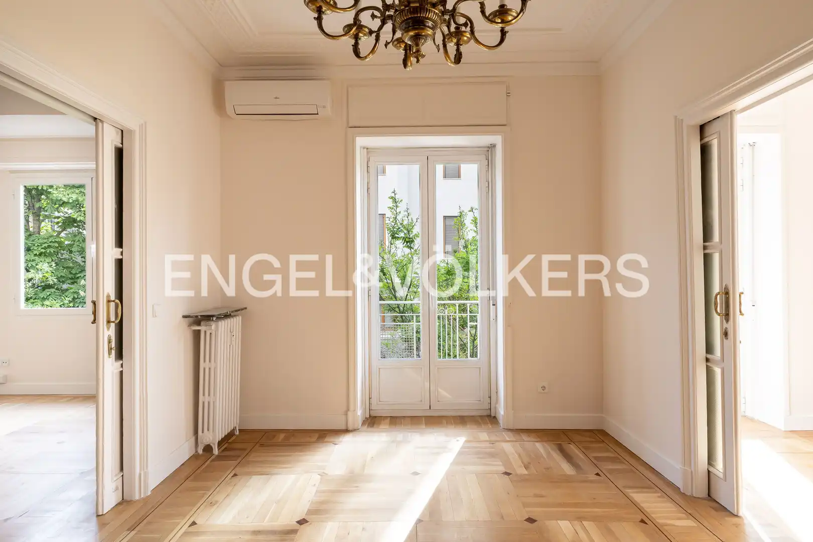 Living room of Flat for rent in Madrid  with Air Conditioner, Heating and Balcony