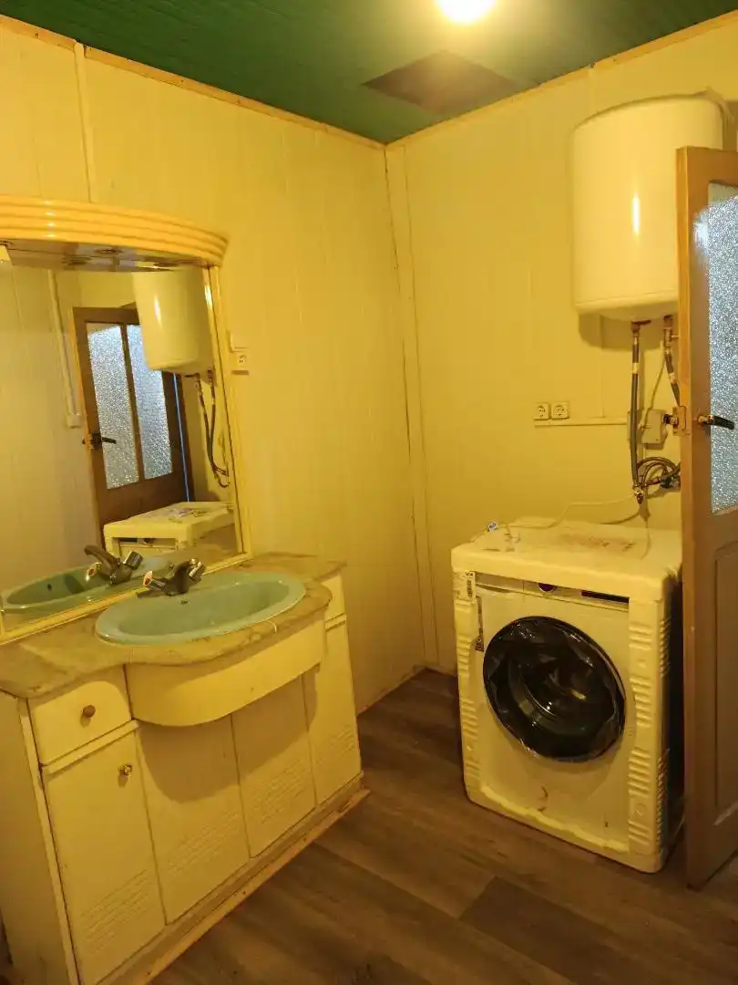 Badezimmer von Erdgeschoss zur Miete in Quintela de Leirado mit Parkett, Möbliert und Waschmaschine