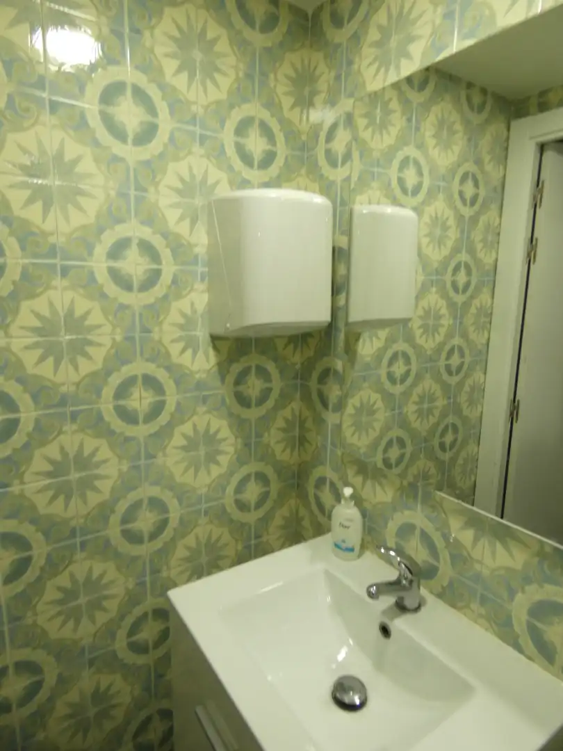 Baño de Oficina de alquiler en Barcelona con Aire acondicionado y Amueblado