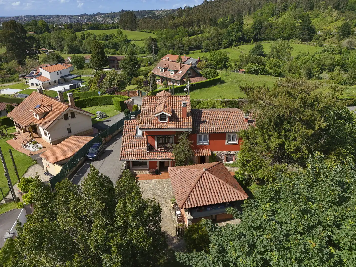 Vista exterior de Casa o xalet en venda en Gijón  amb Calefacció, Jardí privat i Parquet