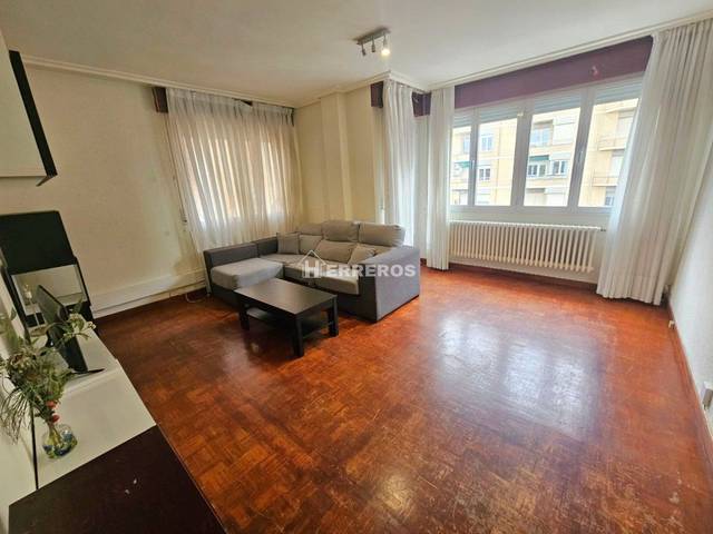 Piso en Venta en AVDA. DE LA PAZ en Residencia