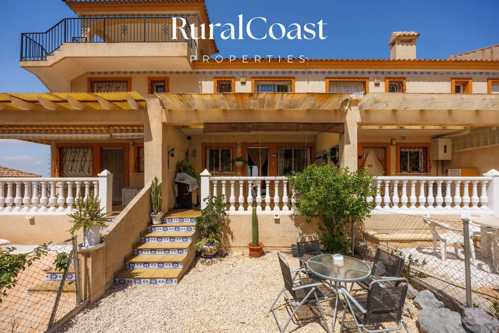 Vista exterior de Casa adosada en venda en Busot amb Jardí privat, Piscina i Piscina comunitària