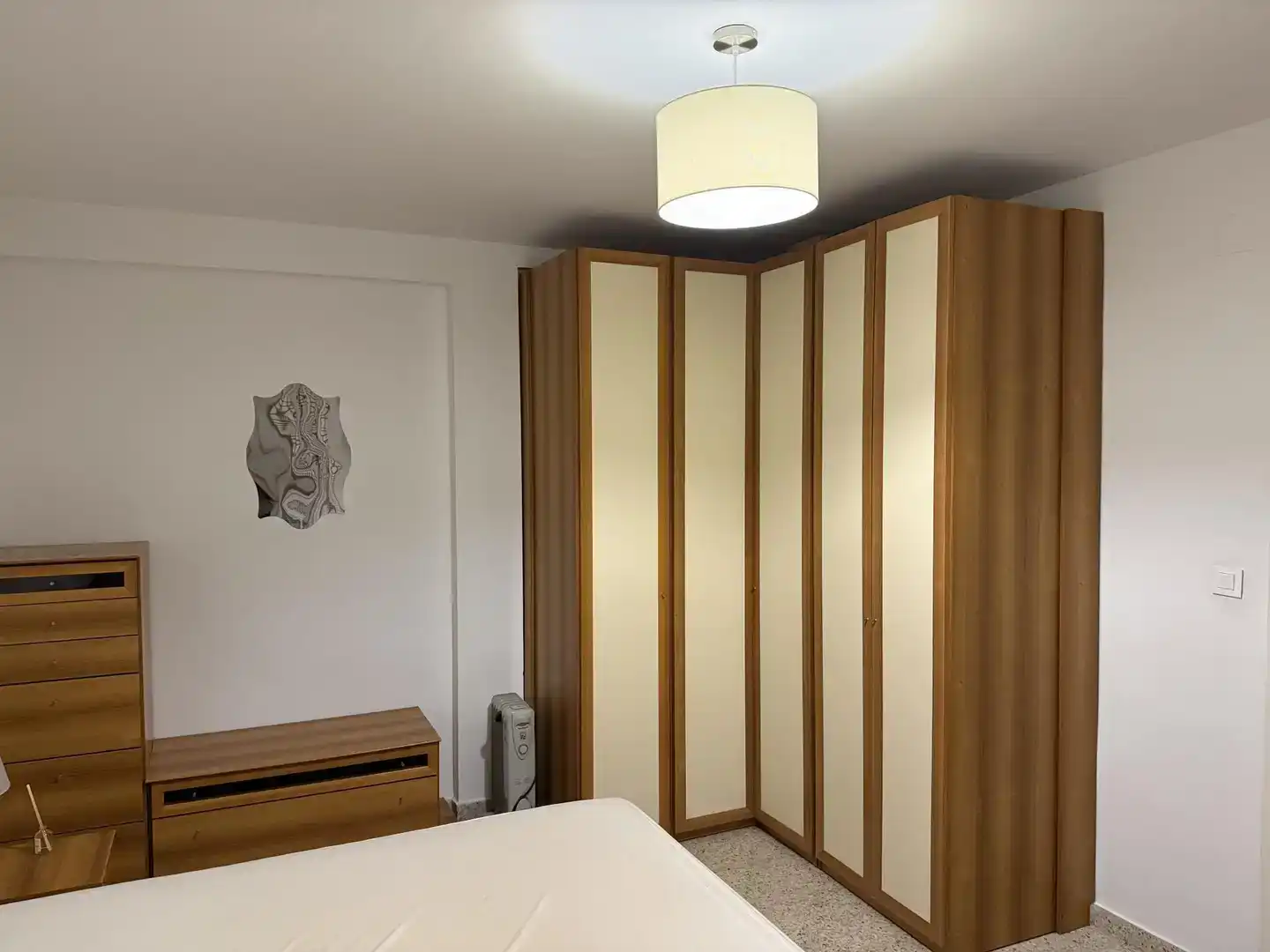 Dormitori de Apartament per a compartir en Granada amb Parquet, Moblat i Balcó