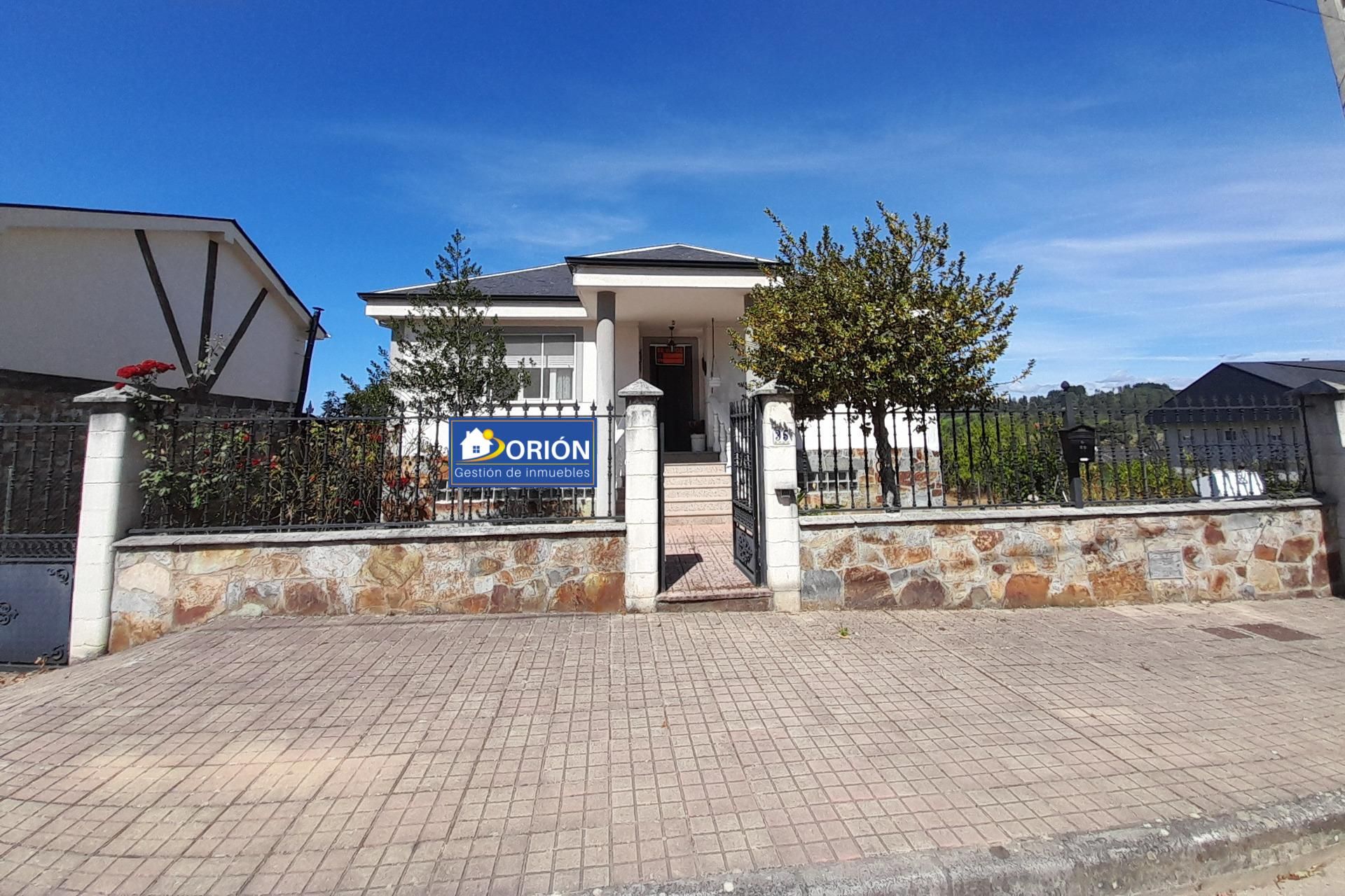 Exterior view of House or chalet for sale in Arganza  with Heating and Private garden