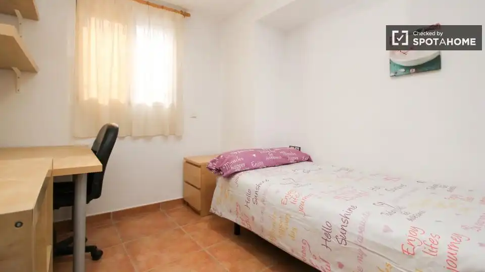 Bedroom of Flat for share in Granada  with Air Conditioner, Heating and Furnished