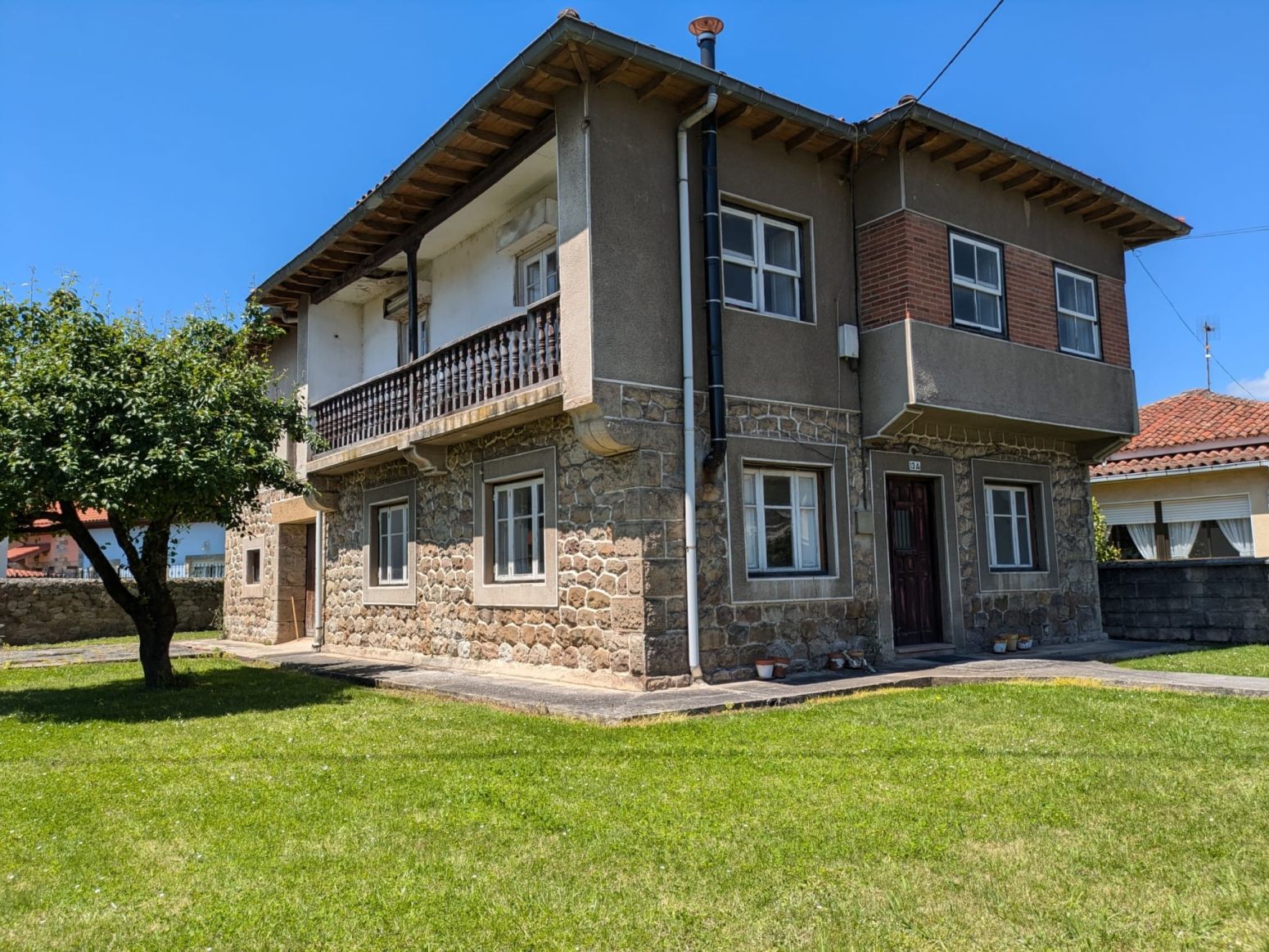 Vista exterior de Casa o xalet en venda en Los Corrales de Buelna  amb Jardí privat i Balcó