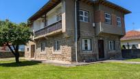 Vista exterior de Casa o xalet en venda en Los Corrales de Buelna  amb Jardí privat i Balcó
