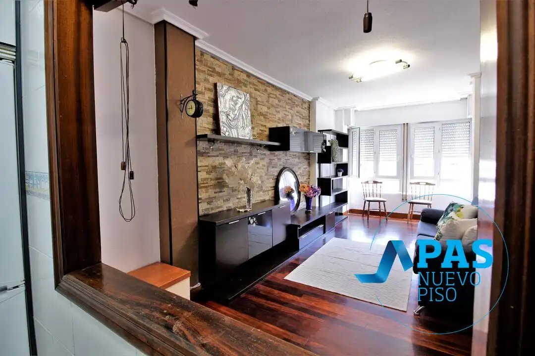 Sala de estar de Piso en venta en Camargo con Terraza, Trastero y Amueblado