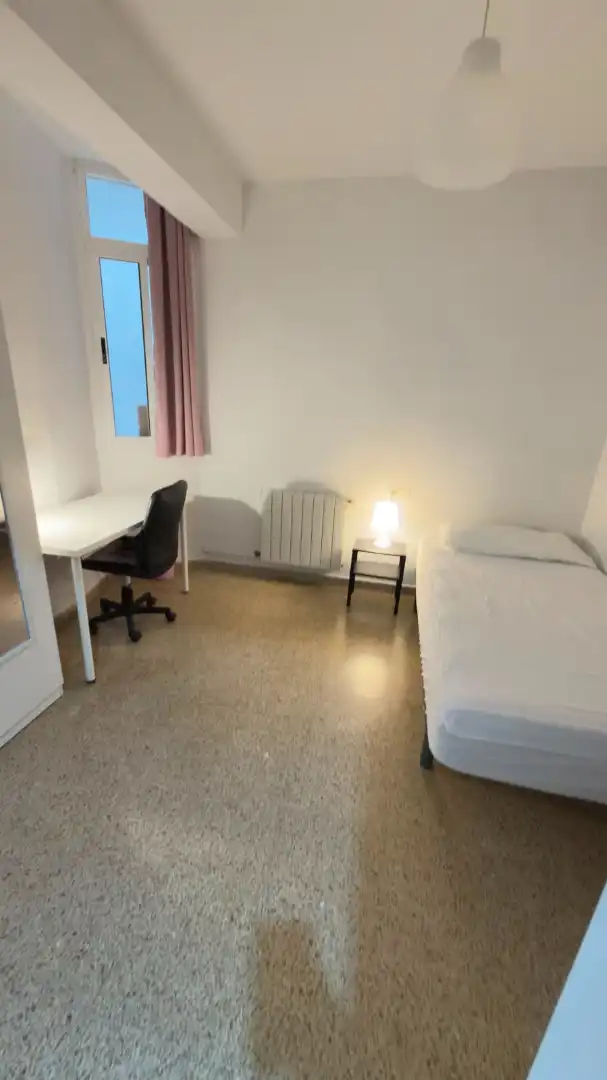 Habitación de Piso de alquiler en Granada con Aire acondicionado, Amueblado y Lavadora