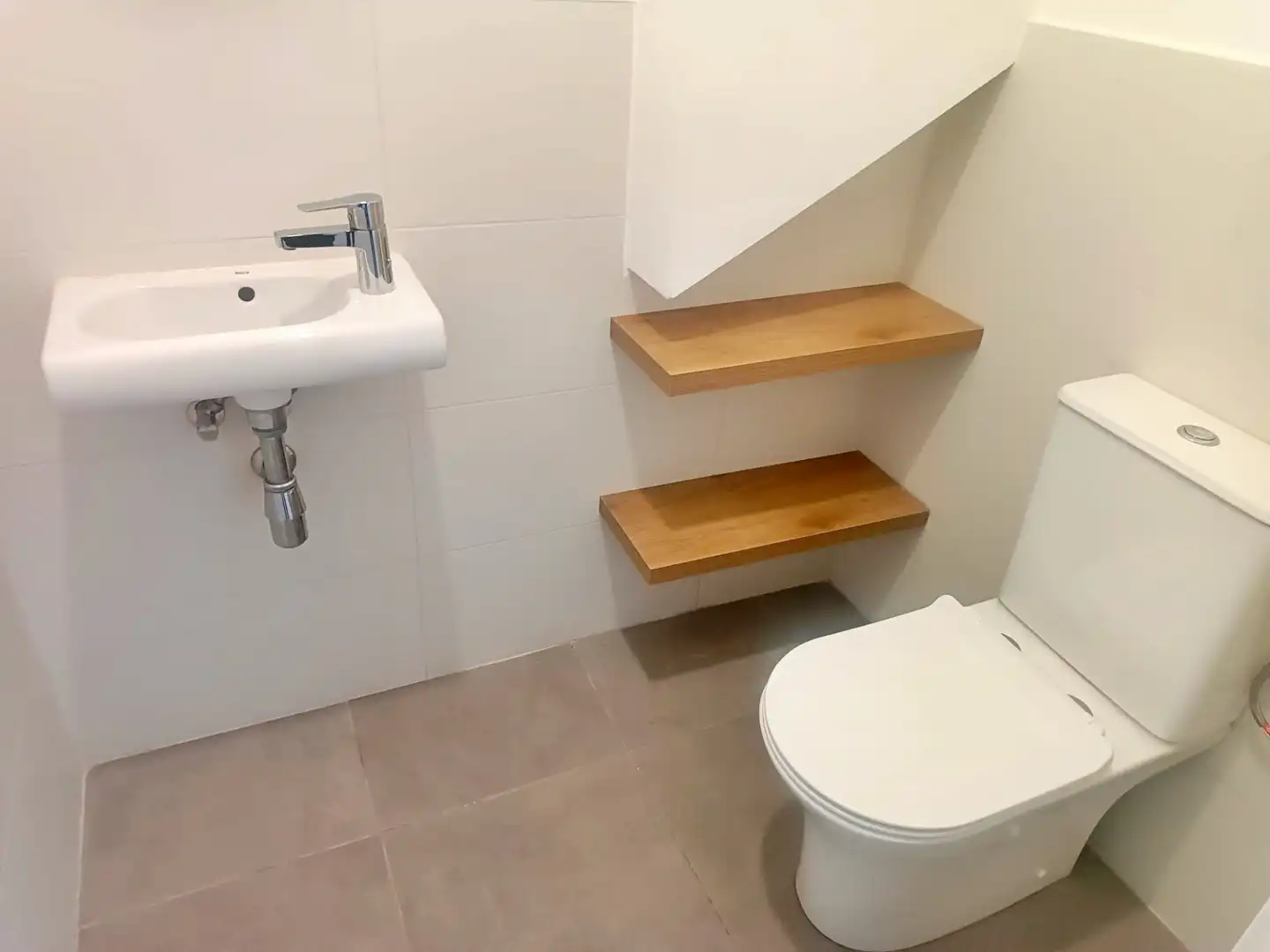 Bathroom of Commercial properties for rent in Tortosa