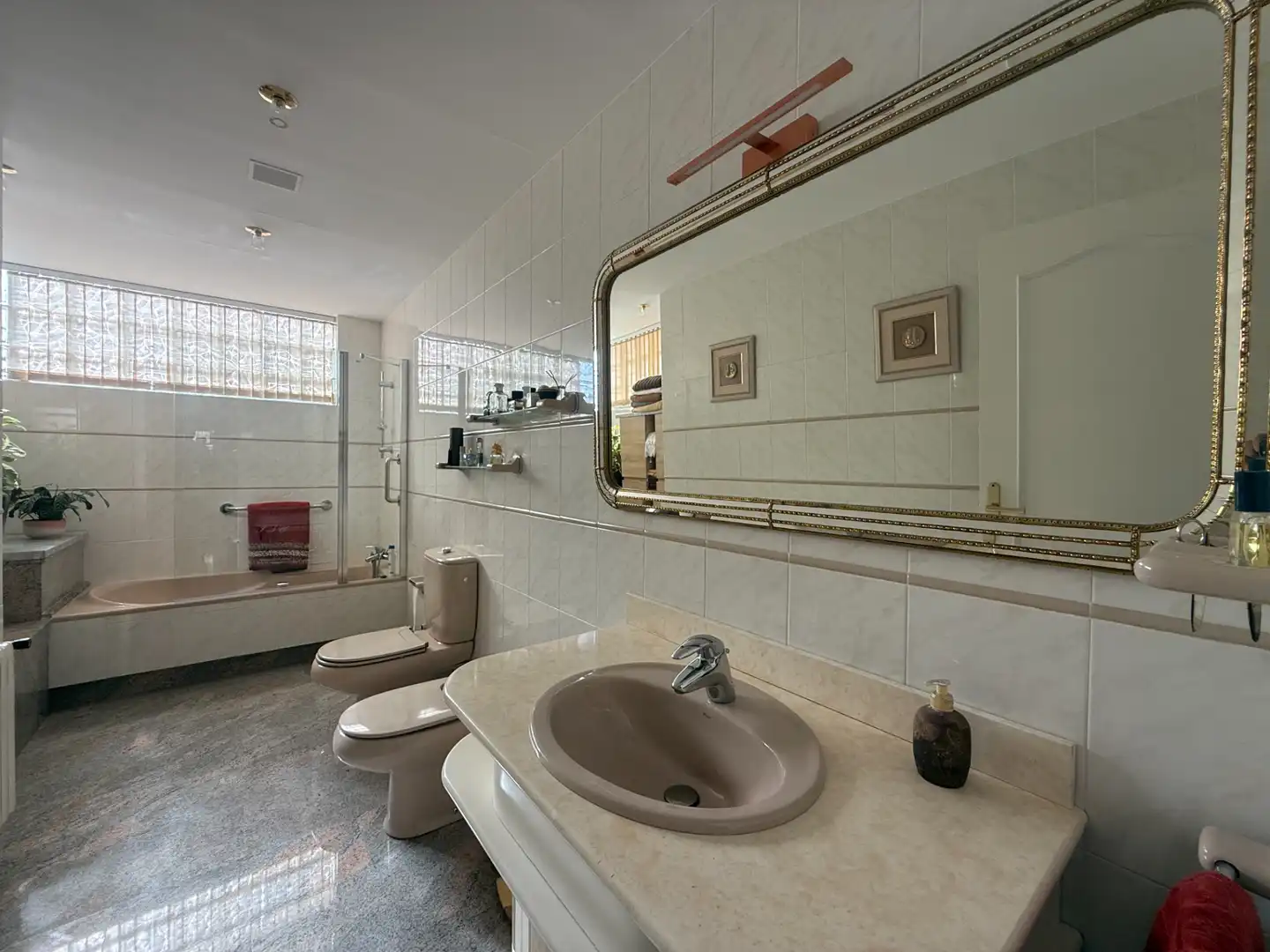 Badezimmer von Haus zum Verkauf in Begues mit Heizung, Privatgarten und Terrasse