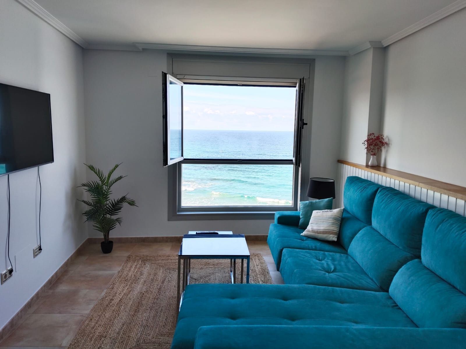 Sala d'estar de Apartament de lloguer en Malpica de Bergantiños amb Calefacció, Traster i Moblat