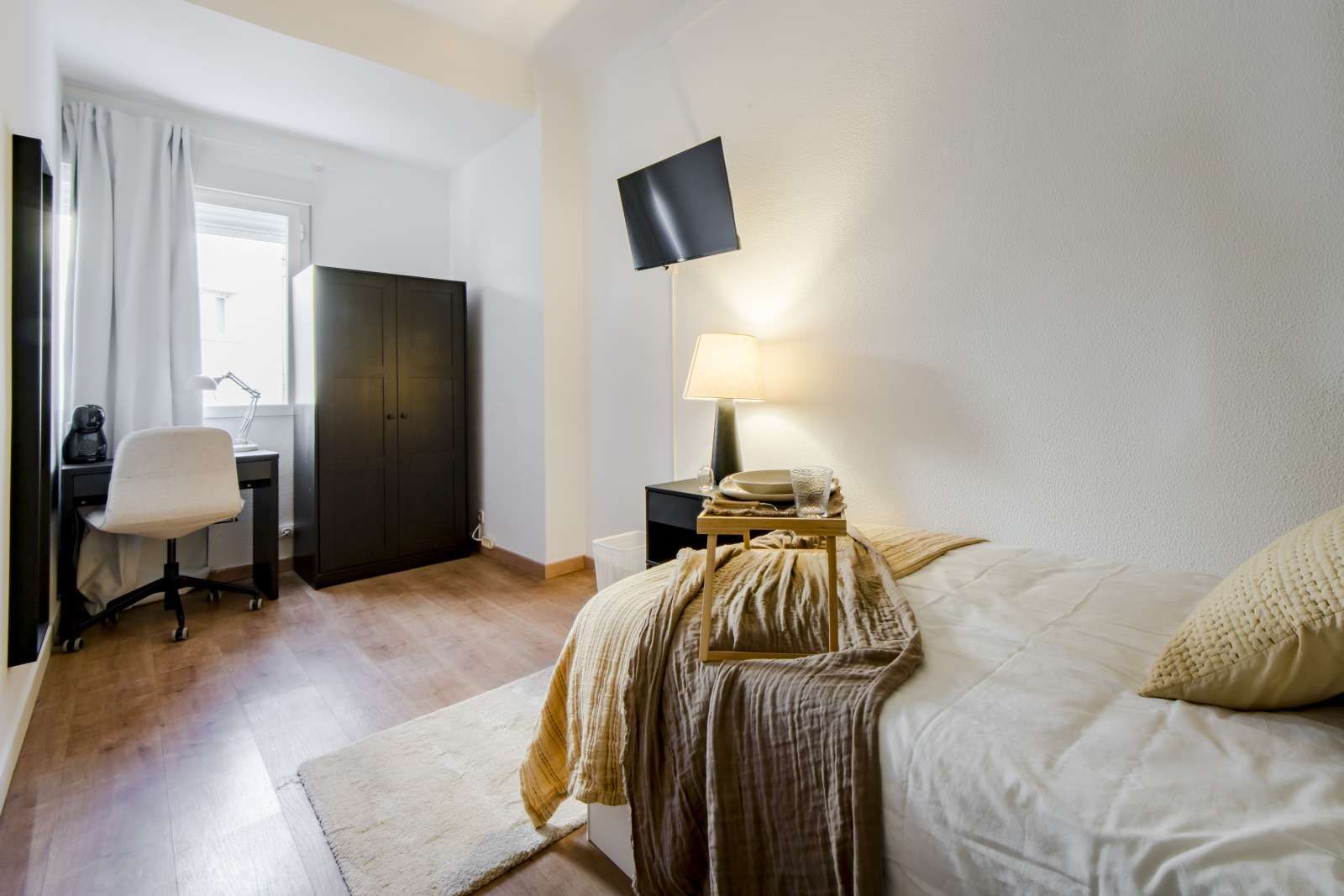 Bedroom of Flat to share in  Madrid Capital  with Air Conditioner and Terrace