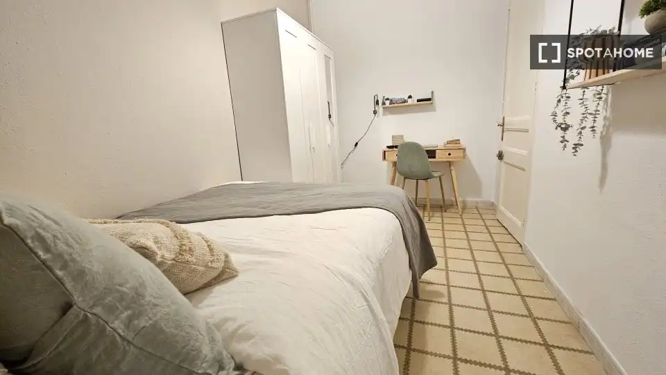 Bedroom of Flat for share in Barcelona  with Air Conditioner, Heating and Furnished