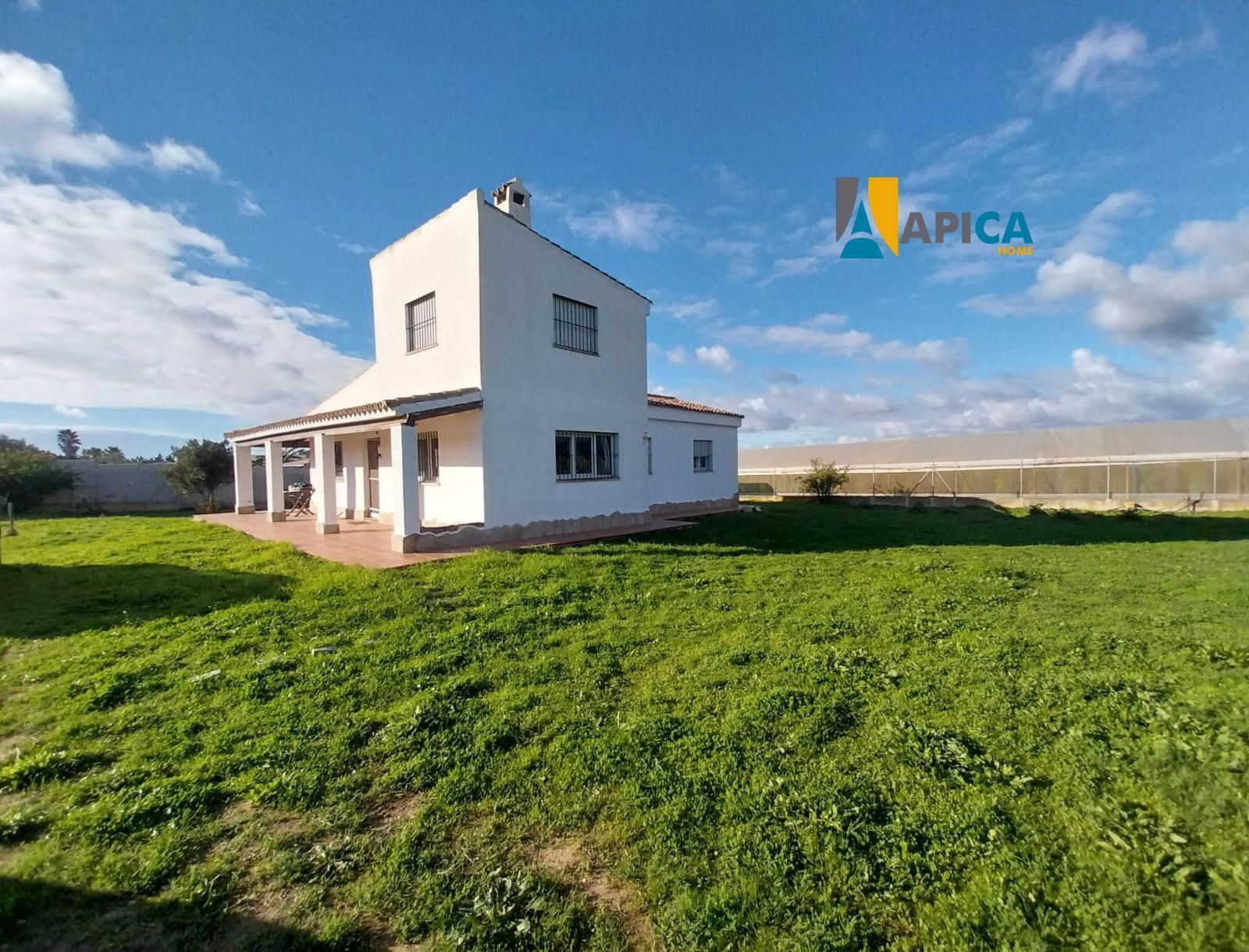 Vista exterior de Casa o xalet en venda en Chiclana de la Frontera amb Traster, Moblat i Alarma