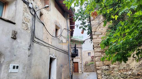 CASA de PUEBLO grande en venta en un lugar privilegiado del Pallars Jussa con gran terraza, patio y muy agradables vistas.