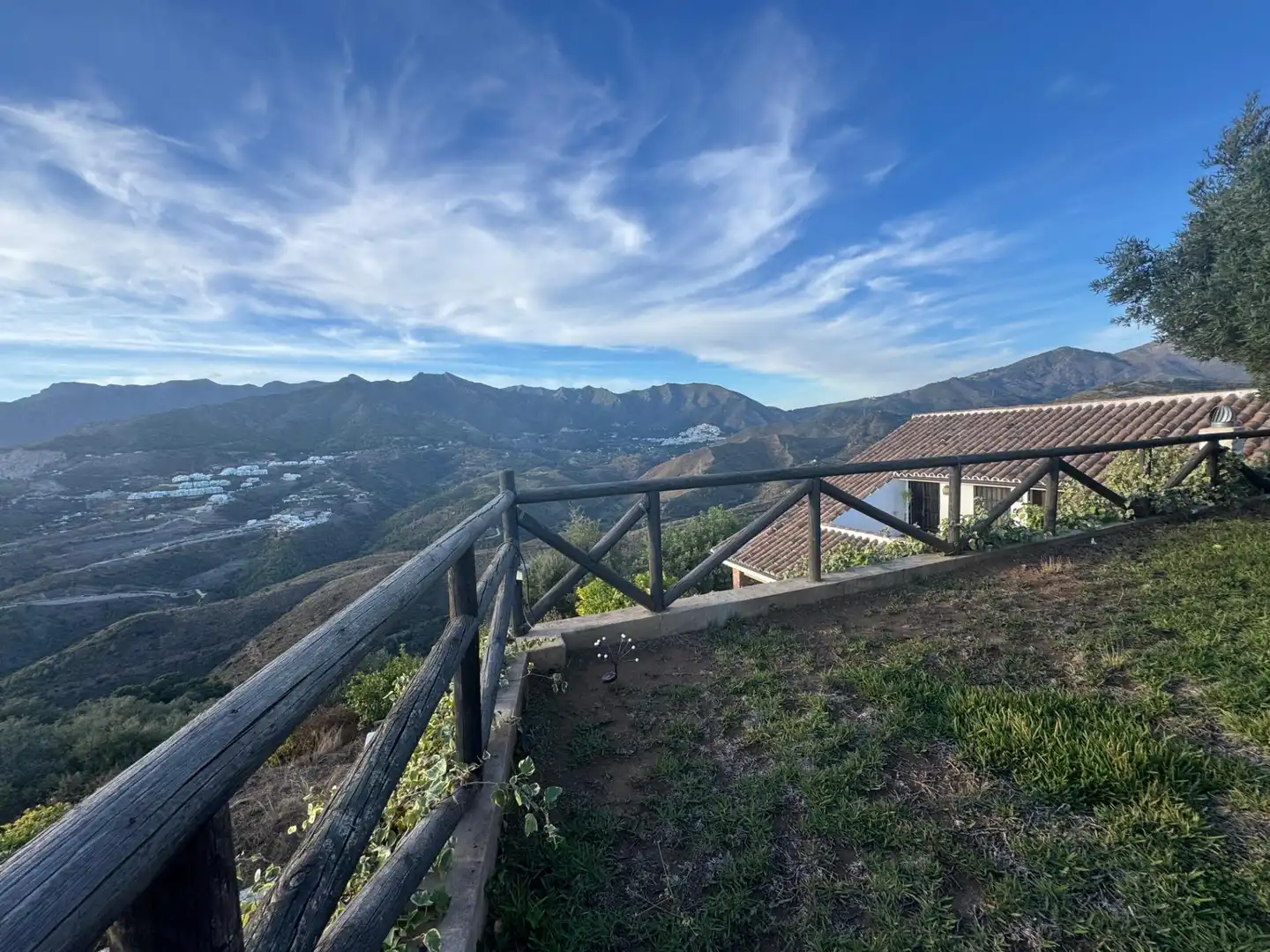 Vista exterior de Casa o xalet en venda en Marbella amb Jardí privat, Terrassa i Piscina