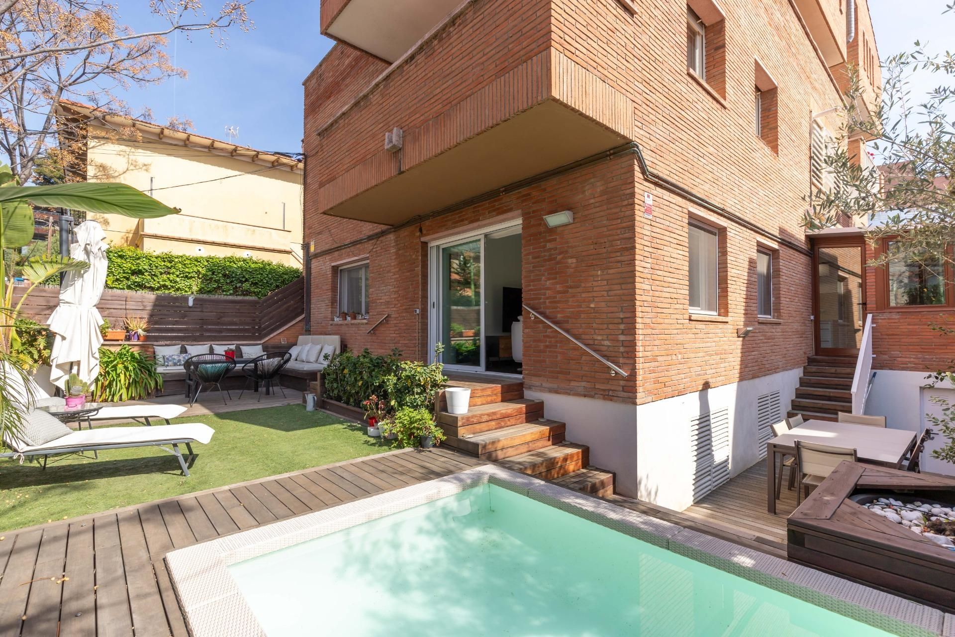 Swimming pool of Planta baja for sale in Esplugues de Llobregat  with Air Conditioner, Private garden and Terrace