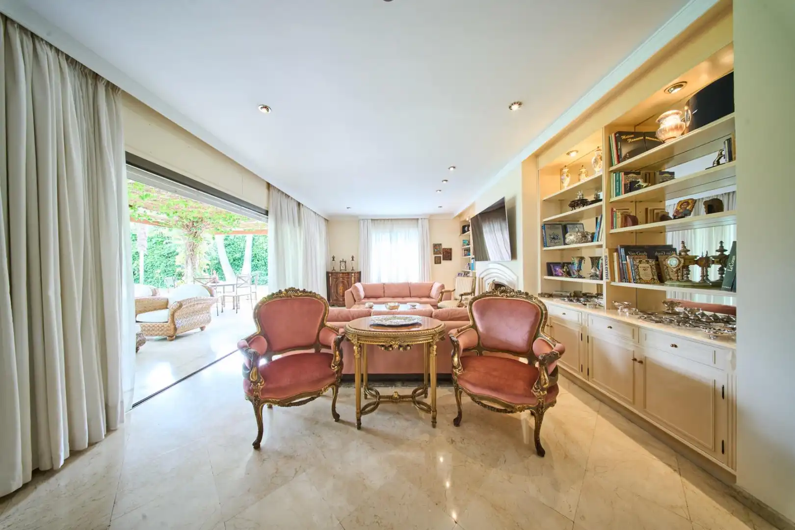 Sala de estar de Casa o chalet en venta en Marbella con Aire acondicionado, Calefacción y Jardín privado