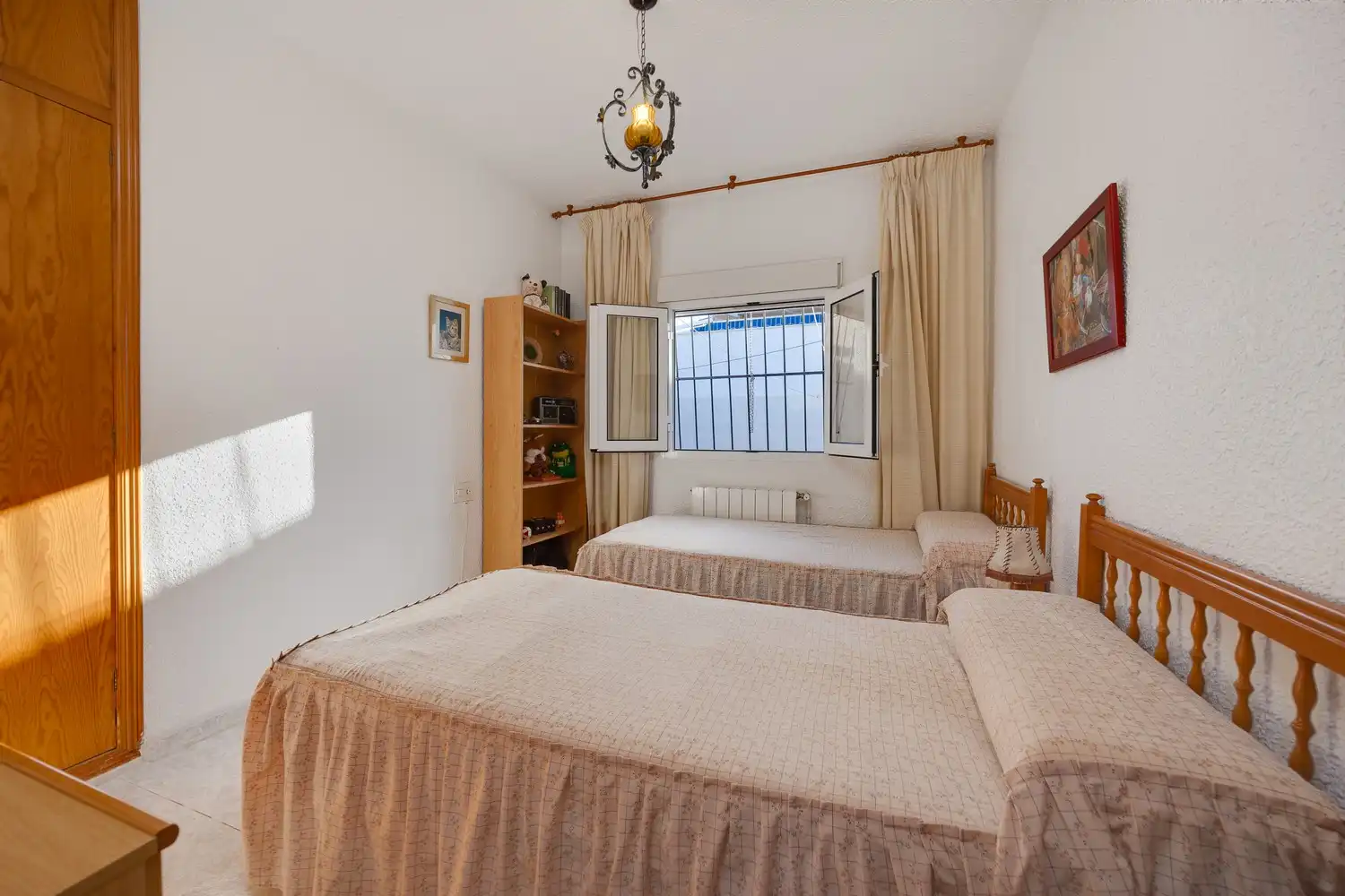 Habitación de Casa adosada en venta en Torrevieja con Aire acondicionado, Calefacción y Jardín privado