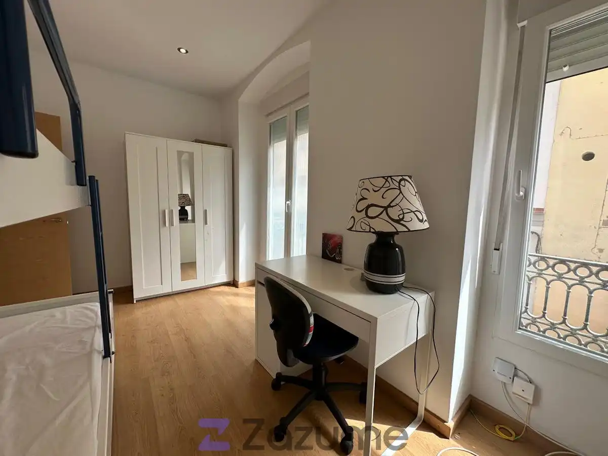 Dormitori de Apartament de lloguer en Valencia amb Aire condicionat, Terrassa i Moblat
