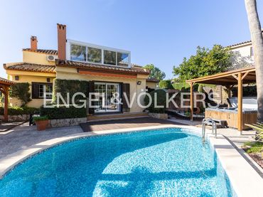 Casa amb piscina en venda a Riba-roja de Túria