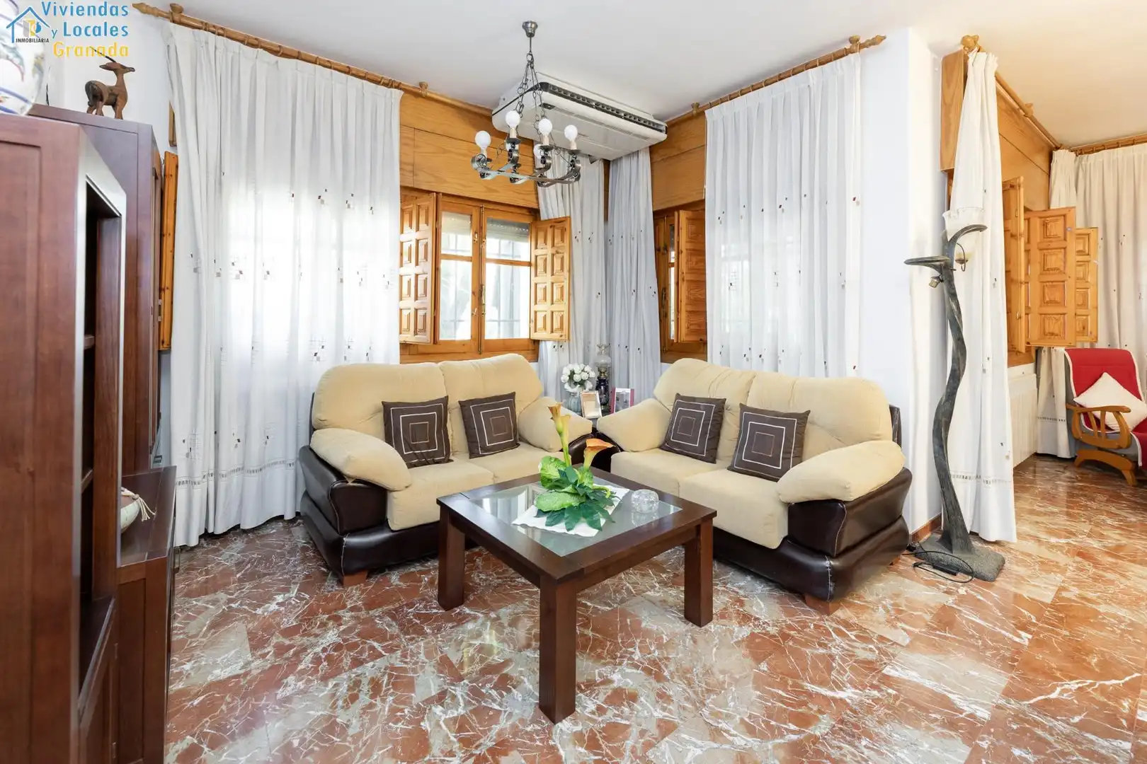 Sala de estar de Casa o chalet en venta en Granada con Aire acondicionado, Jardín privado y Trastero