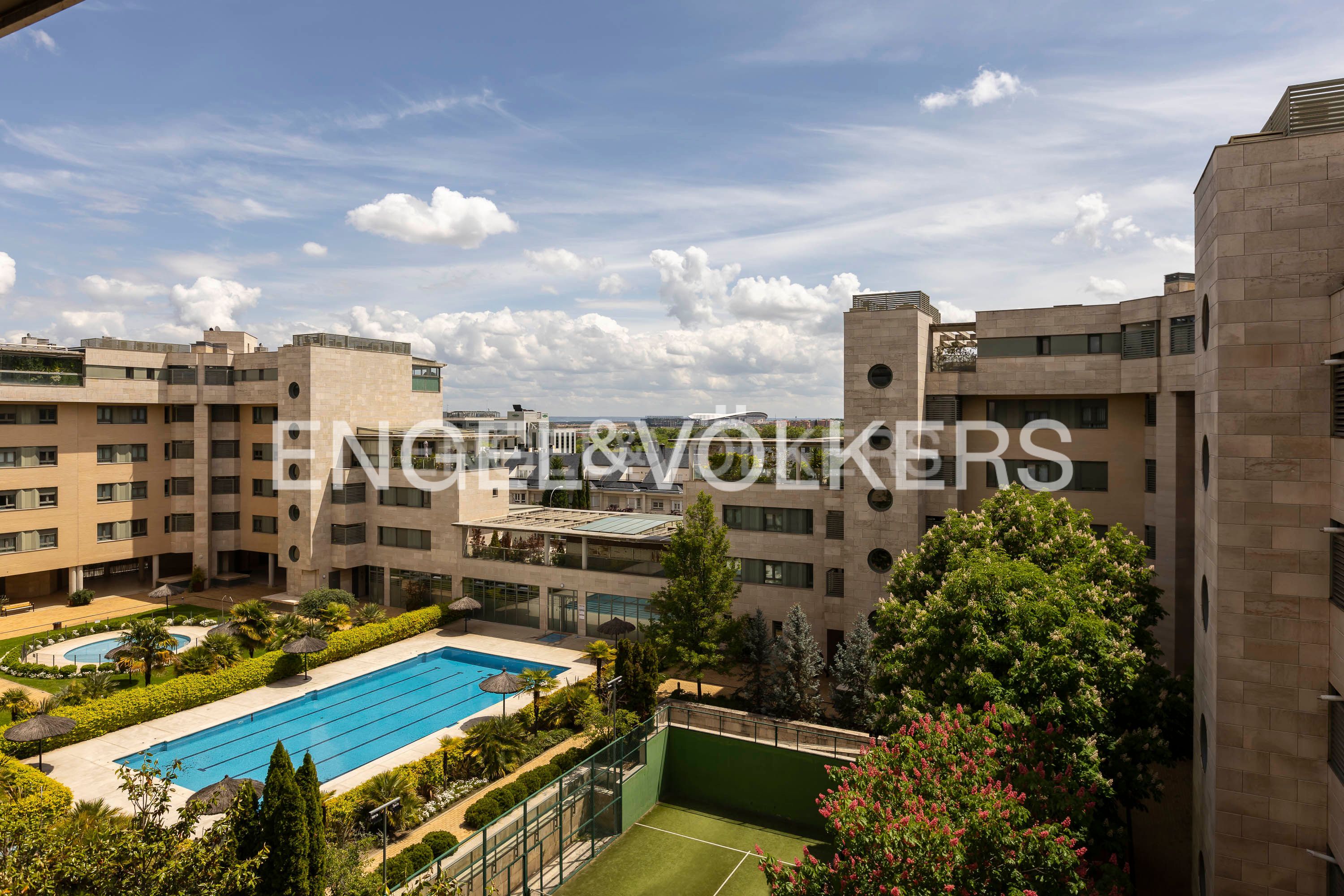 Vista exterior de Apartament en venda en  Madrid Capital amb Aire condicionat, Calefacció i Parquet